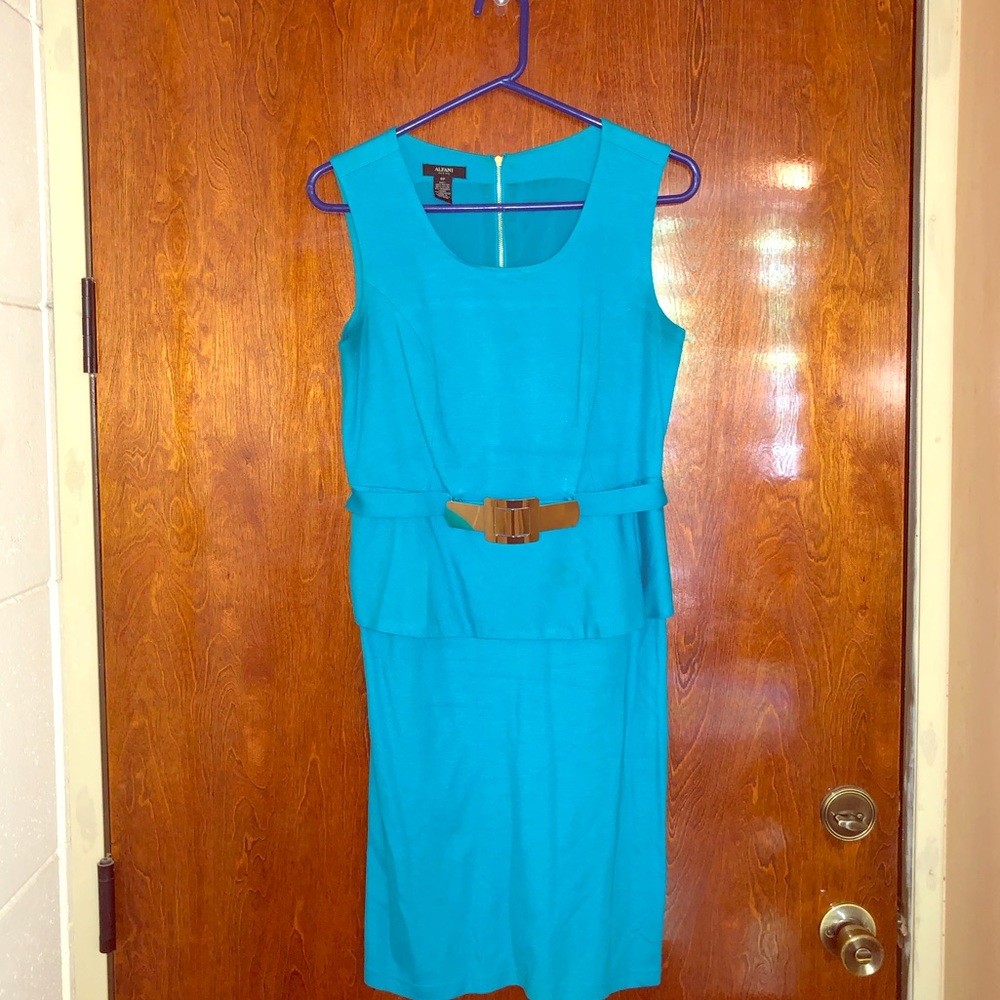 Size 6p turquoise short sleeve dress w/ gold belt